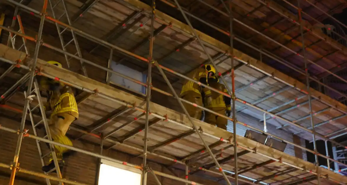 Steigerdelen waaien tegen ruit van woning - Foto 4