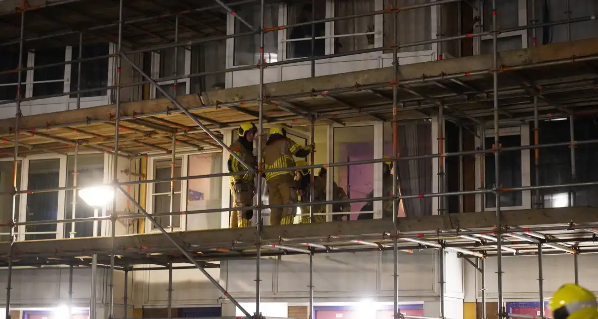 Steigerdelen waaien tegen ruit van woning - Foto 5