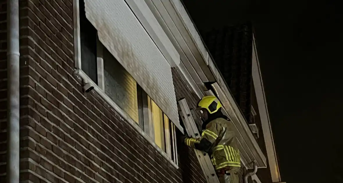 Rolluik waait uit rails door harde wind