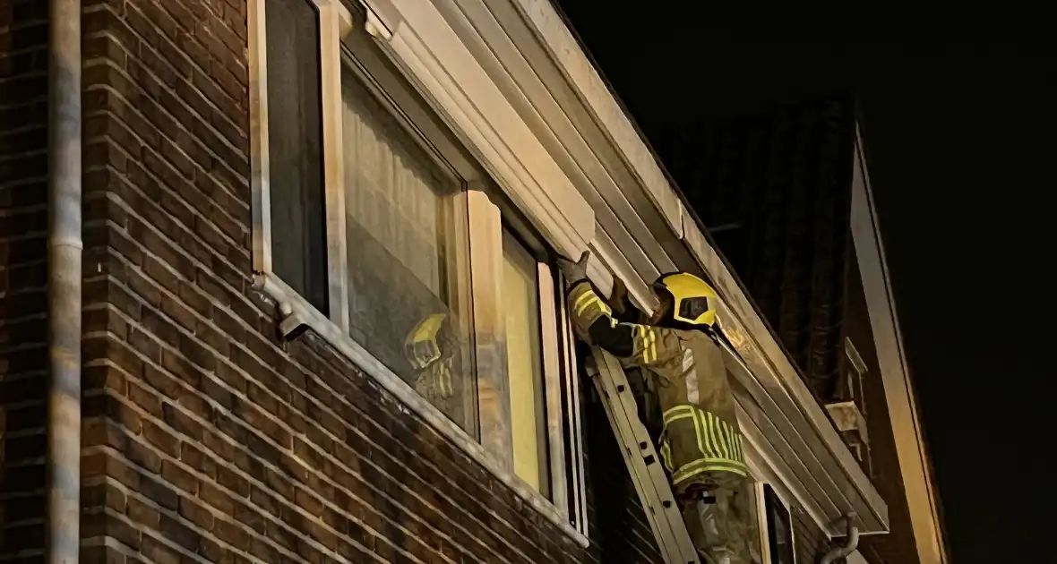 Rolluik waait uit rails door harde wind - Foto 1