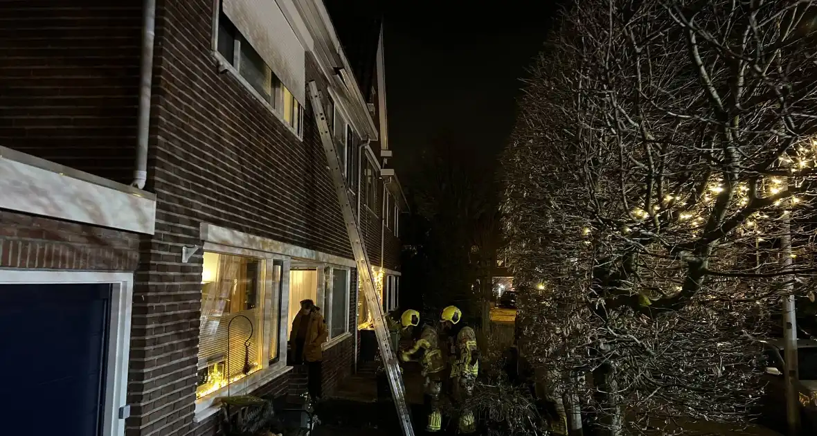 Rolluik waait uit rails door harde wind - Foto 2