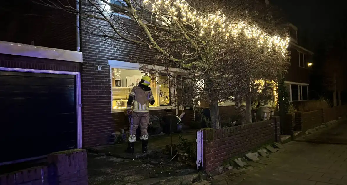 Rolluik waait uit rails door harde wind - Foto 5