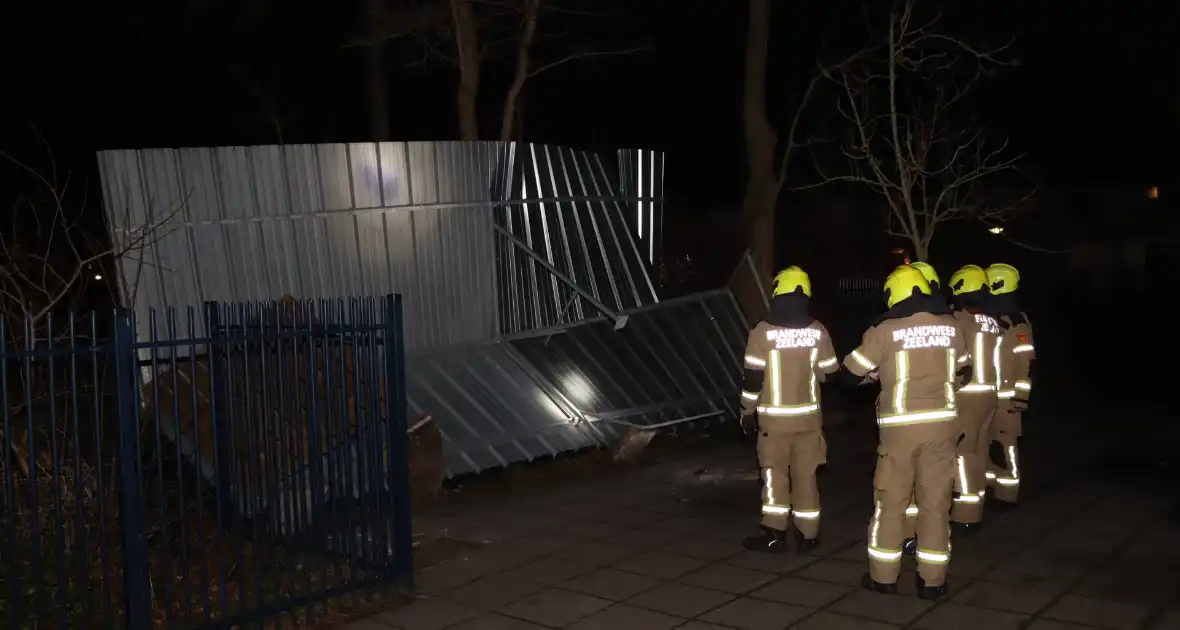 Brandweer heeft flinke klus aan omgewaaid fietsenhok