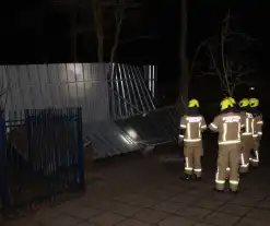 Brandweer heeft flinke klus aan omgewaaid fietsenhok