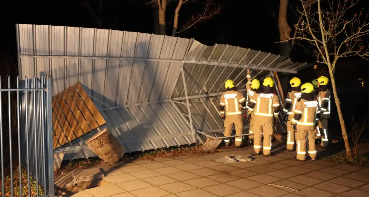 Brandweer heeft flinke klus aan omgewaaid fietsenhok - Foto 2