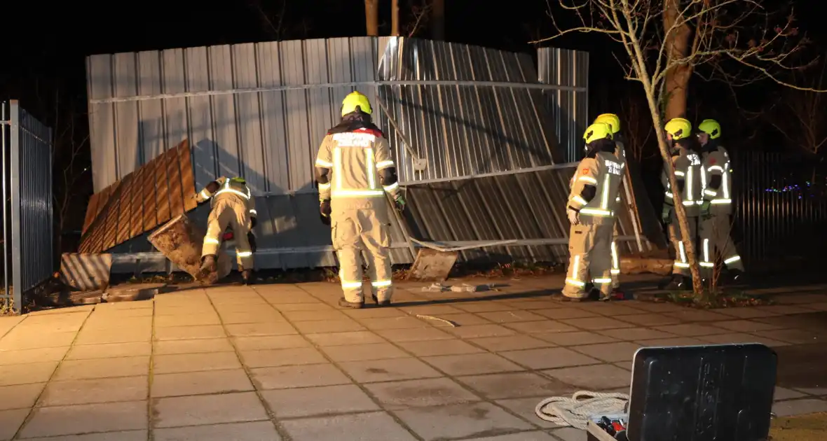 Brandweer heeft flinke klus aan omgewaaid fietsenhok - Foto 3