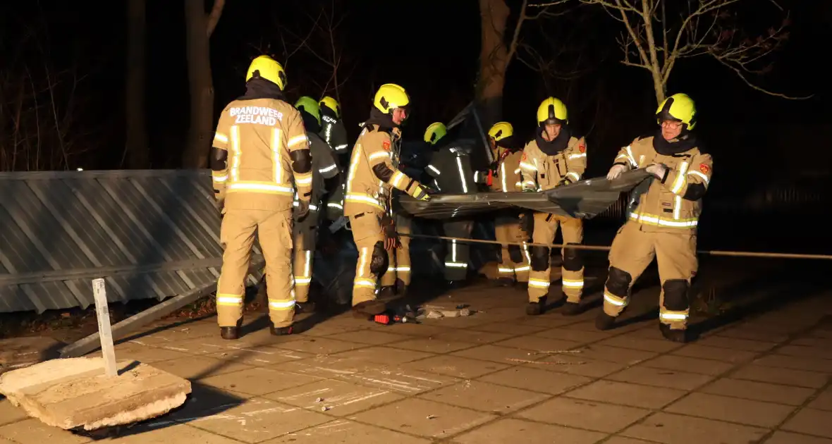 Brandweer heeft flinke klus aan omgewaaid fietsenhok - Foto 4