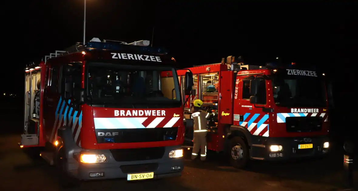 Brandweer heeft flinke klus aan omgewaaid fietsenhok - Foto 5