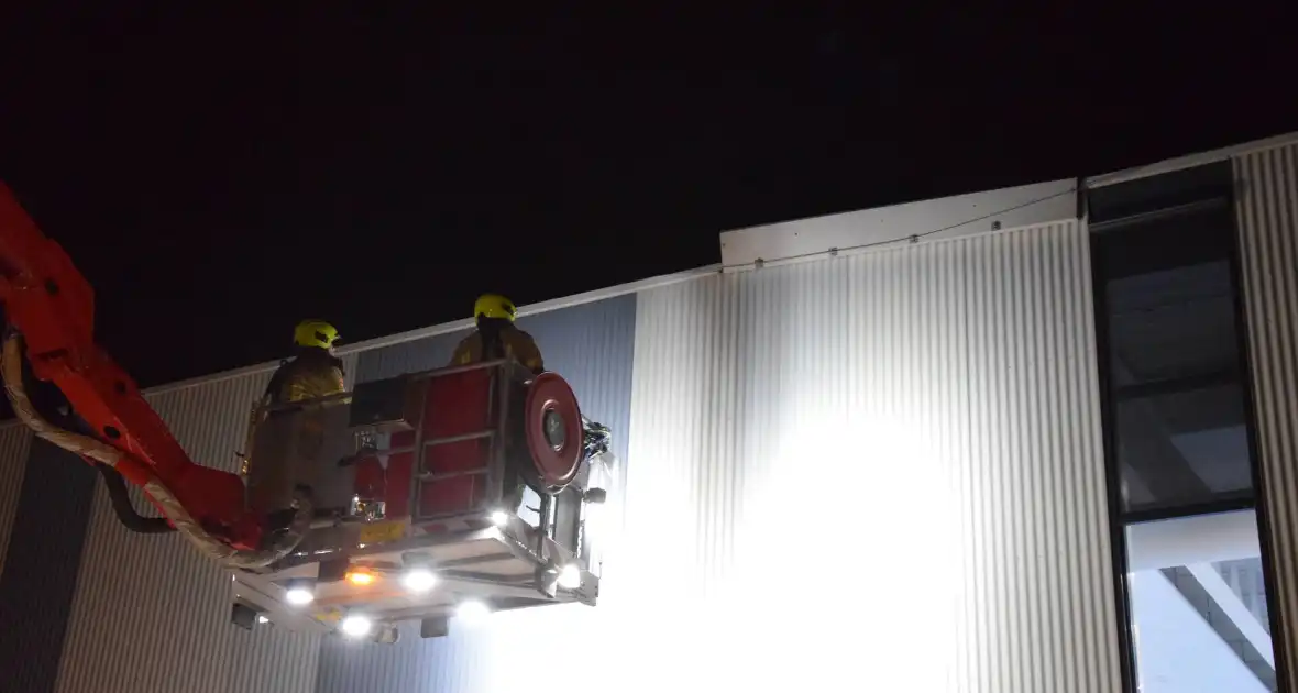 Brandweer zet hoogwerker in voor loshangende gevelplaat - Foto 3