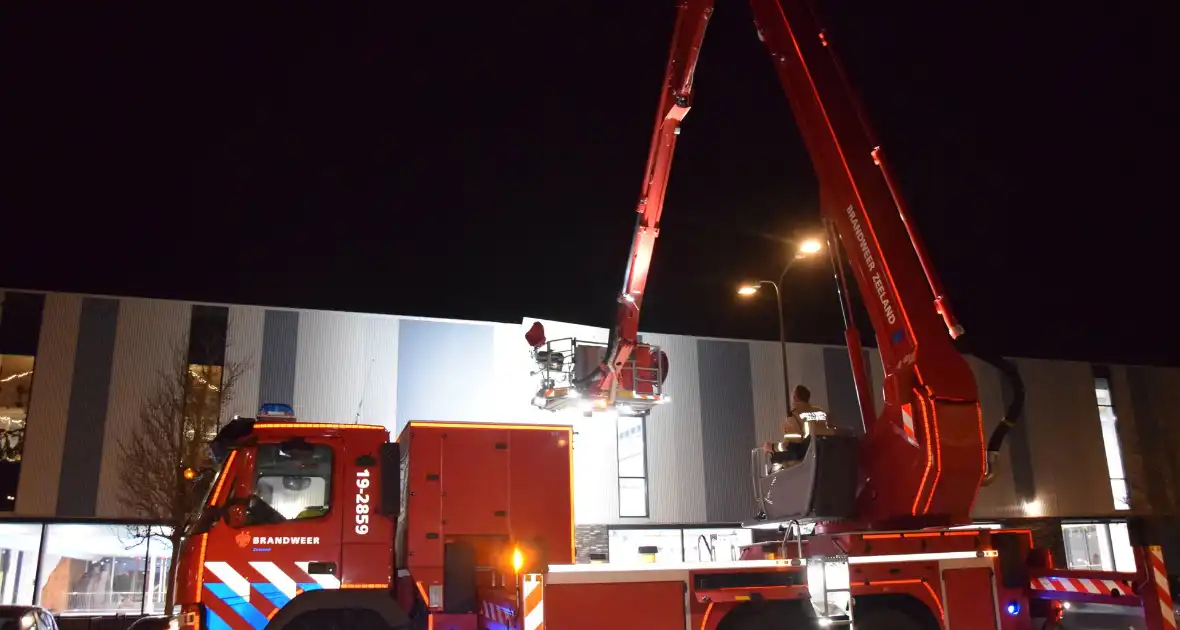 Brandweer zet hoogwerker in voor loshangende gevelplaat - Foto 4