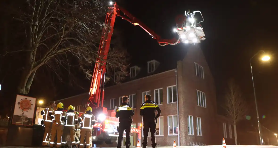 Dakpannen waaien van politiebureau af - Foto 12