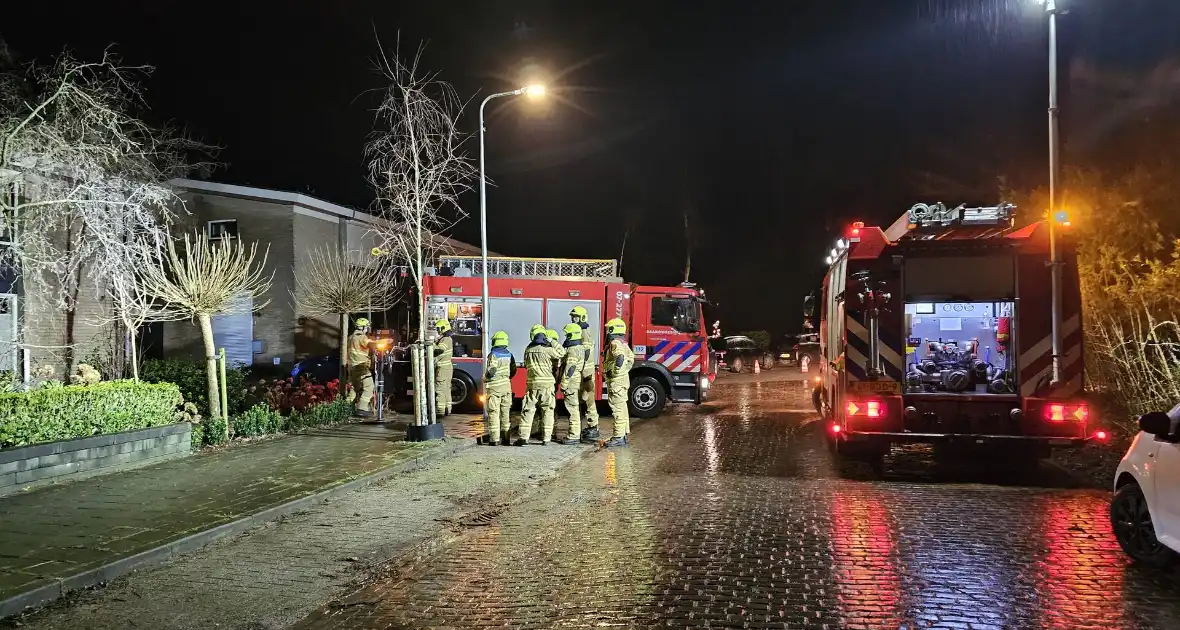 Grote boom waait om en belandt tegen woning - Foto 1