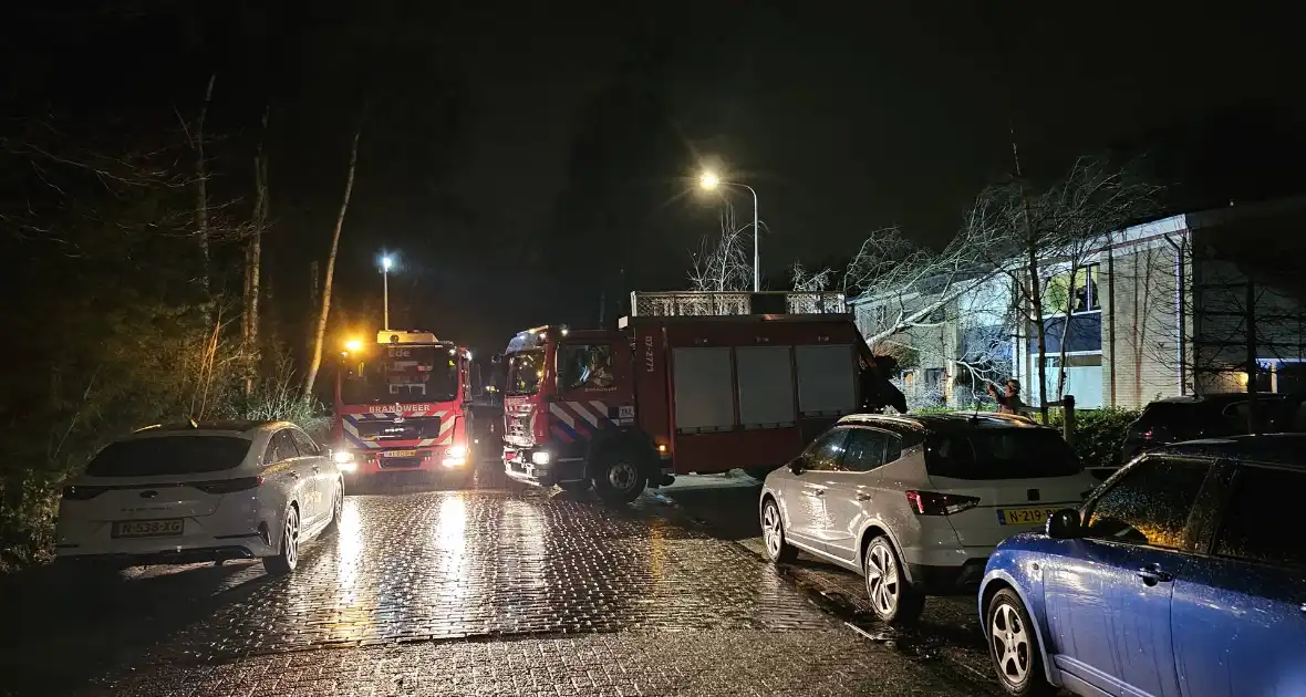 Grote boom waait om en belandt tegen woning - Foto 5