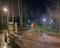 Omgevallen boom valt op hekwerk en blokkeert weg