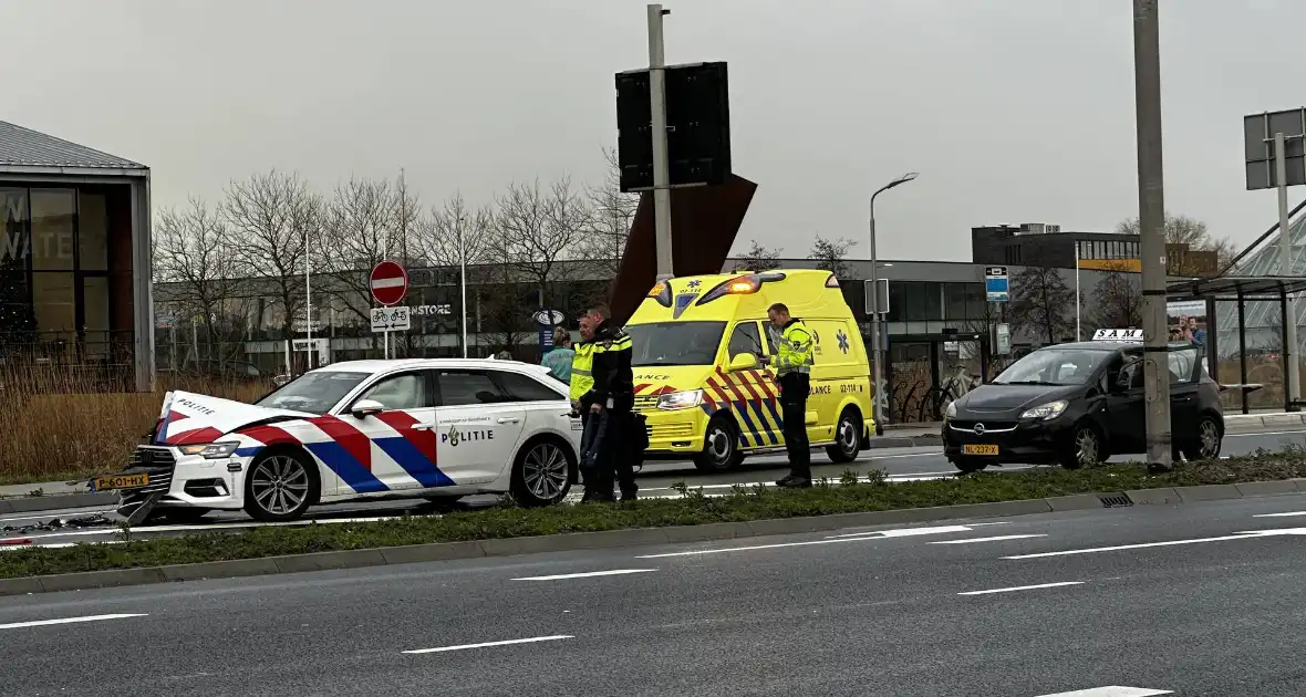 Politievoertuig betrokken bij ongeval - Foto 1