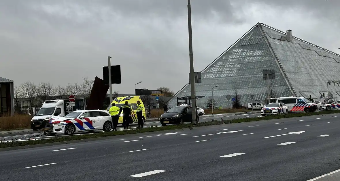 Politievoertuig betrokken bij ongeval - Foto 3