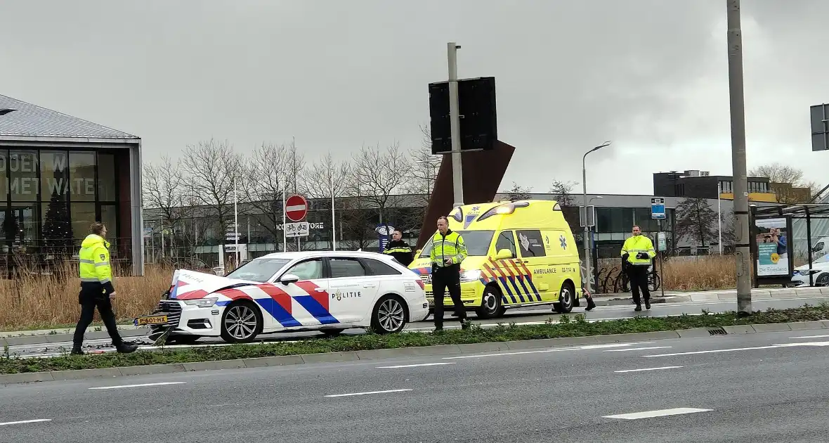 Politievoertuig betrokken bij ongeval - Foto 4