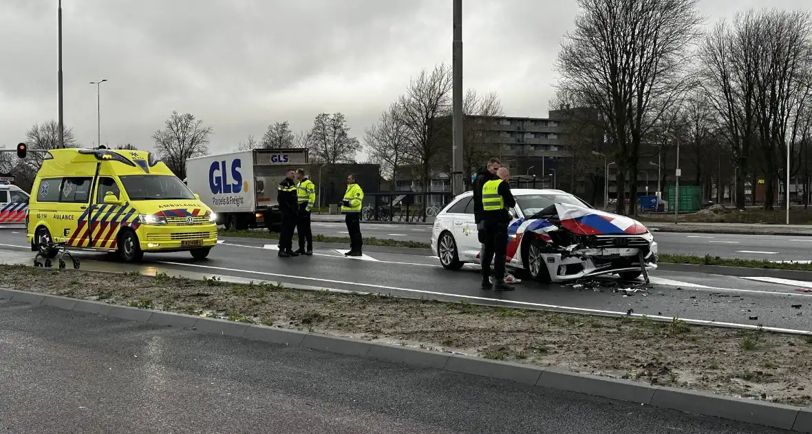 Politievoertuig betrokken bij ongeval - Foto 5