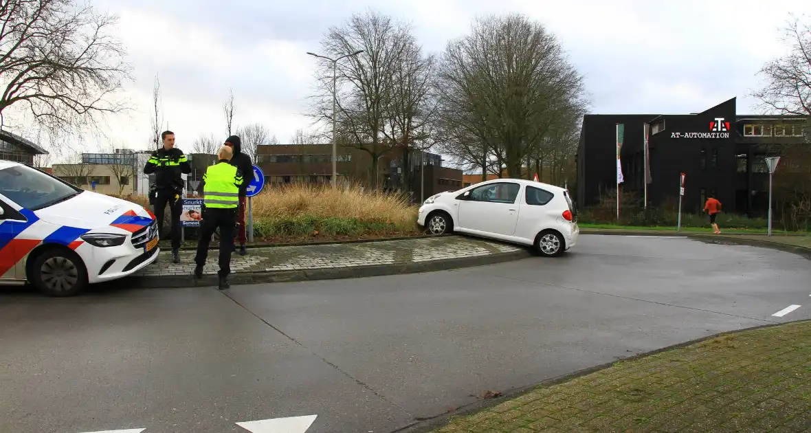 Automobilist belandt op rotonde