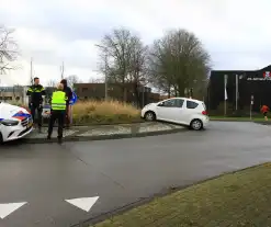 Automobilist belandt op rotonde