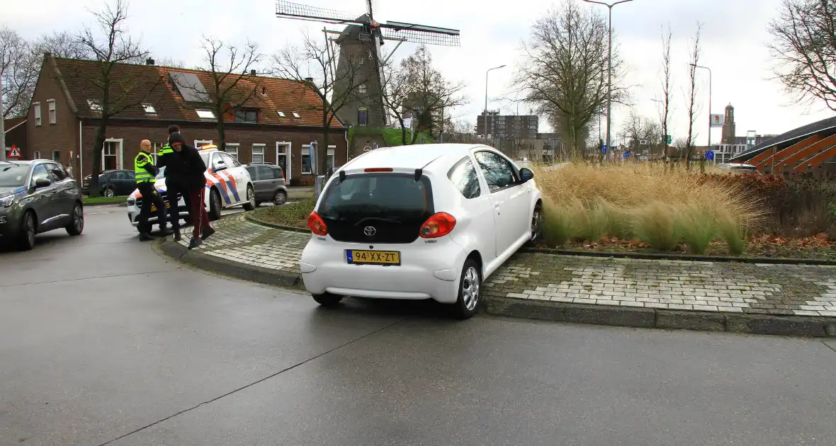 Automobilist belandt op rotonde - Foto 1