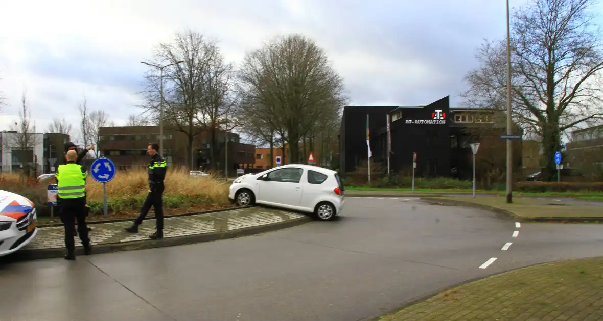 Automobilist belandt op rotonde - Foto 2