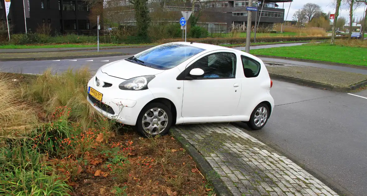 Automobilist belandt op rotonde - Foto 4