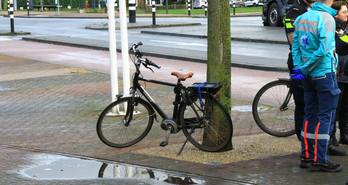 Persoon hard ten val met elektrische fiets