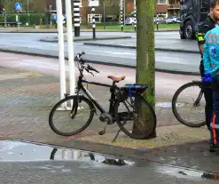 Persoon hard ten val met elektrische fiets