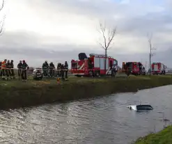 Brandweer ingezet voor te water geraakte auto