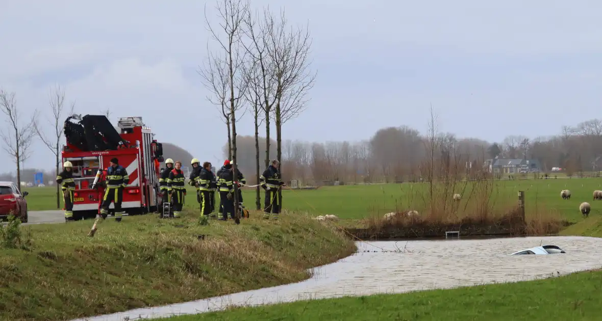 Brandweer ingezet voor te water geraakte auto - Foto 1