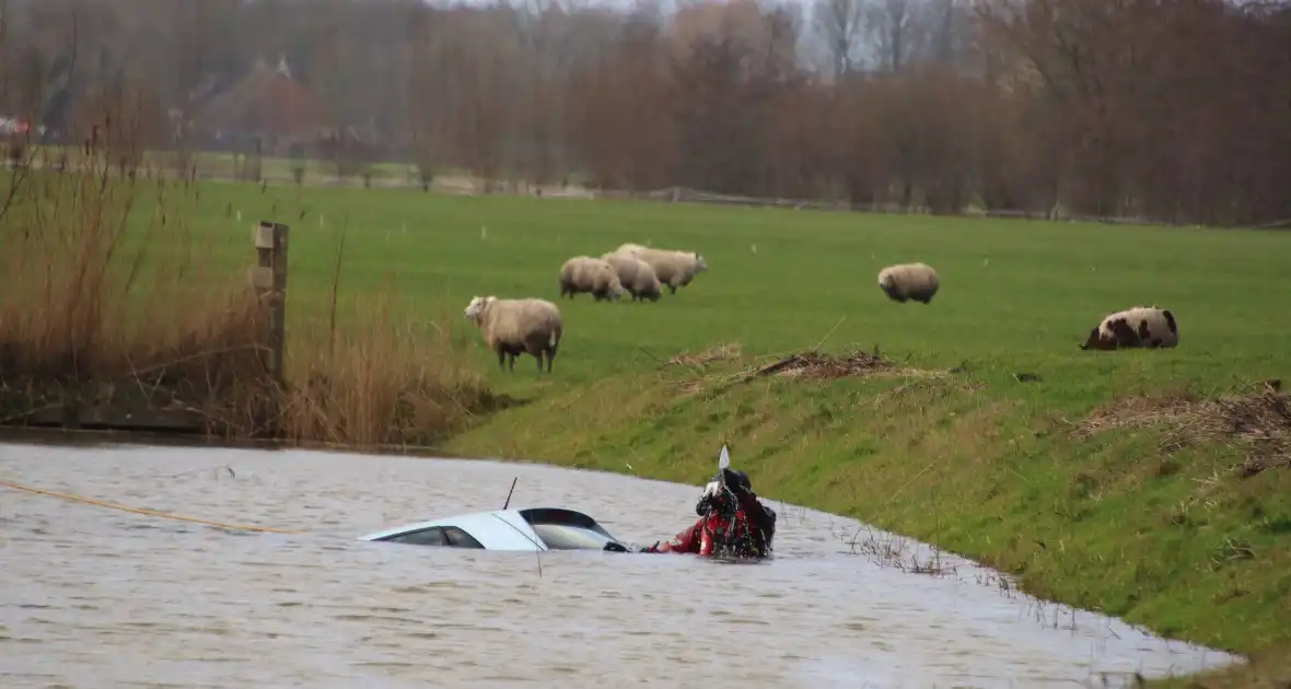 Brandweer ingezet voor te water geraakte auto - Foto 2