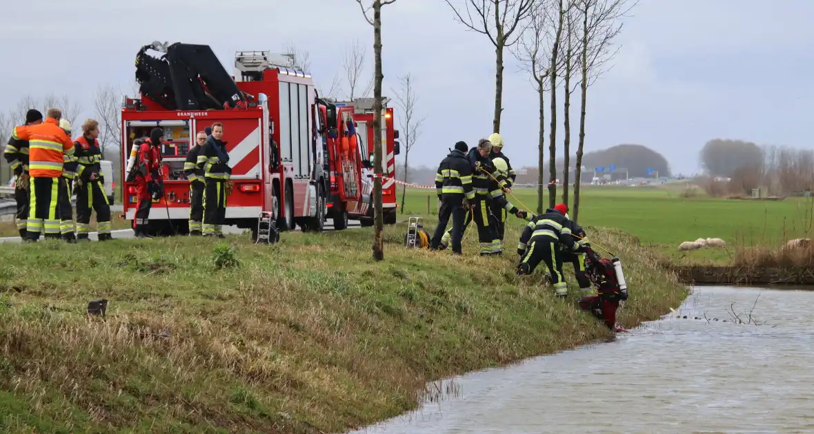 Brandweer ingezet voor te water geraakte auto - Foto 3