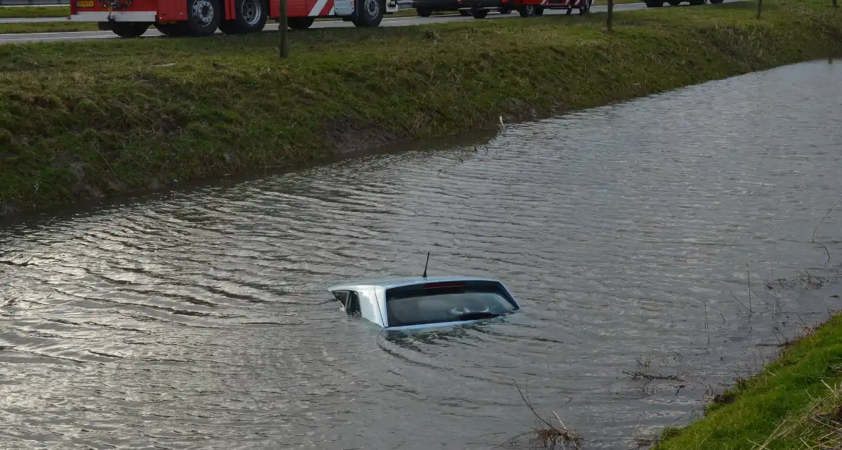 Brandweer ingezet voor te water geraakte auto - Foto 6