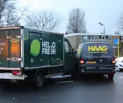 Twee bedrijfsbussen op elkaar geklapt