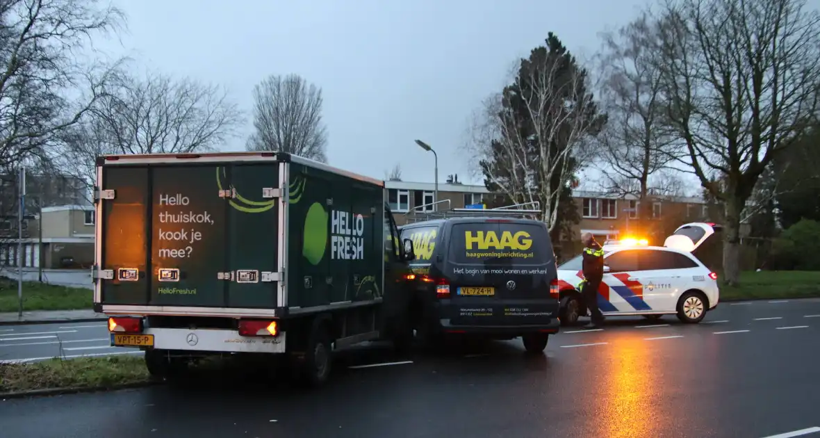 Twee bedrijfsbussen op elkaar geklapt - Foto 1