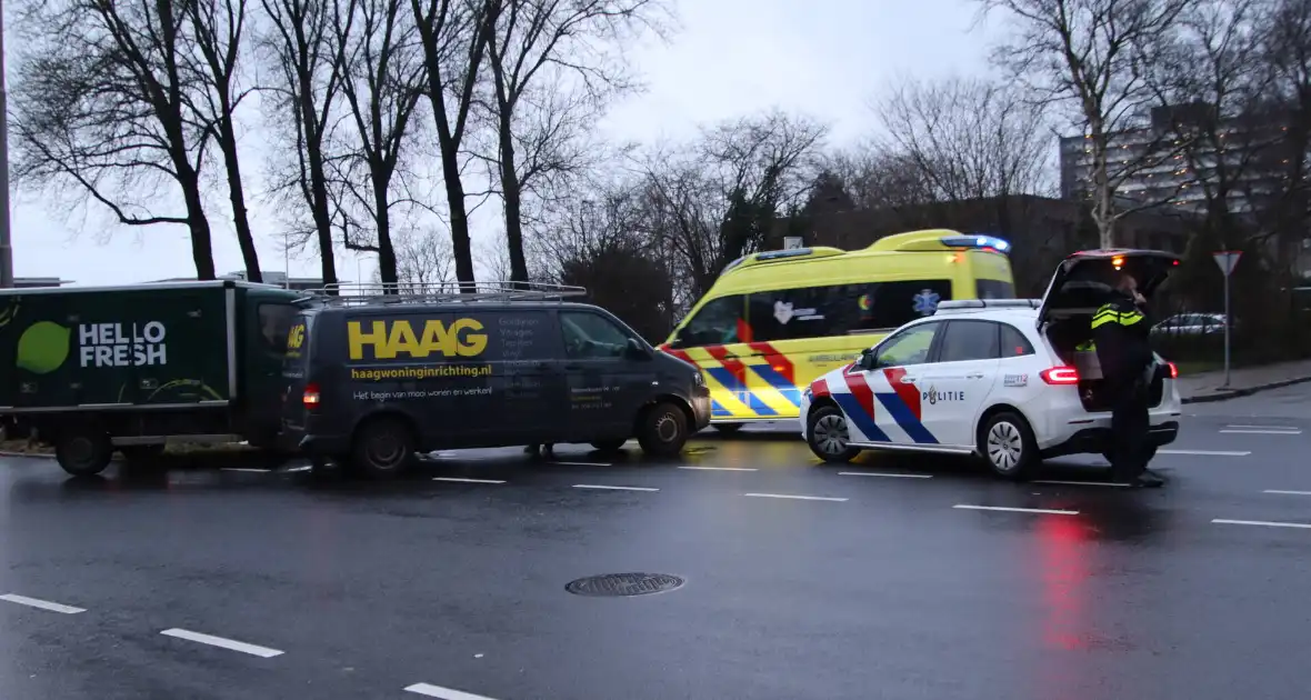 Twee bedrijfsbussen op elkaar geklapt - Foto 2