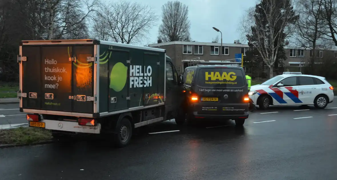 Twee bedrijfsbussen op elkaar geklapt - Foto 6