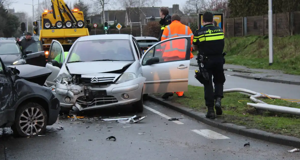 Flinke schade na botsing tussen twee voertuigen