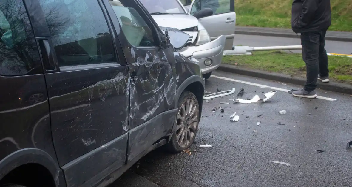 Flinke schade na botsing tussen twee voertuigen - Foto 10