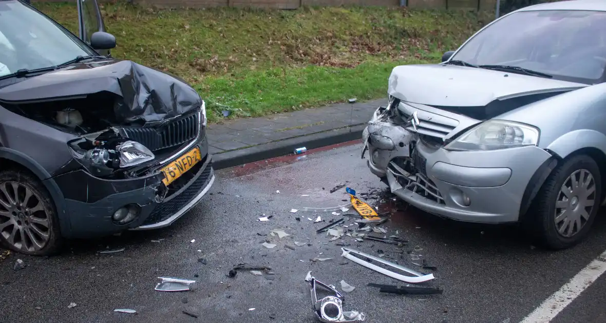 Flinke schade na botsing tussen twee voertuigen - Foto 11