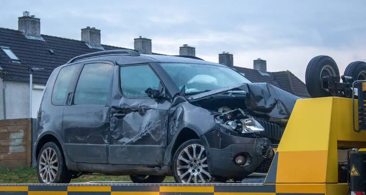 Flinke schade na botsing tussen twee voertuigen - Foto 14