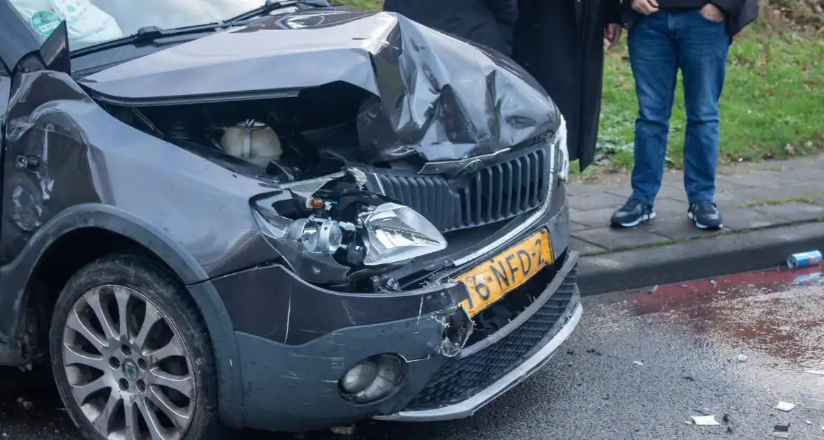 Flinke schade na botsing tussen twee voertuigen - Foto 15