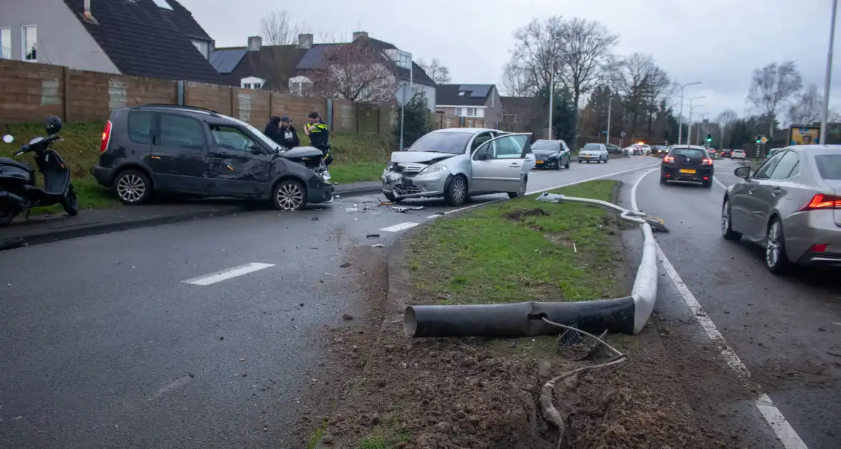 Flinke schade na botsing tussen twee voertuigen - Foto 17