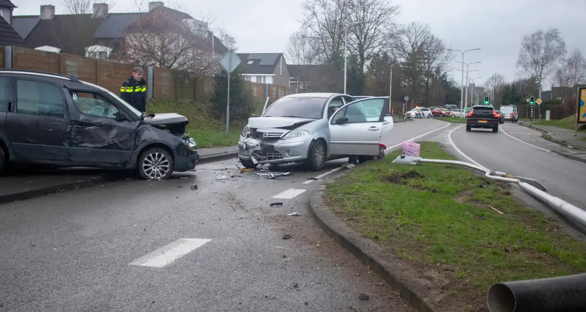 Flinke schade na botsing tussen twee voertuigen - Foto 18