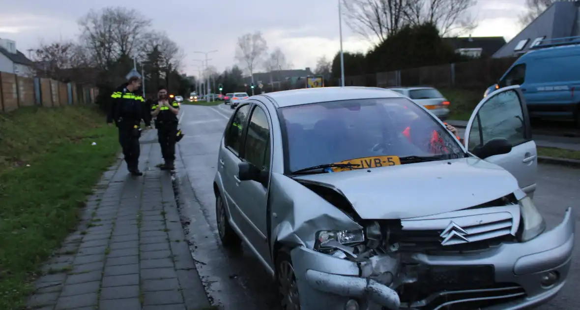 Flinke schade na botsing tussen twee voertuigen - Foto 2