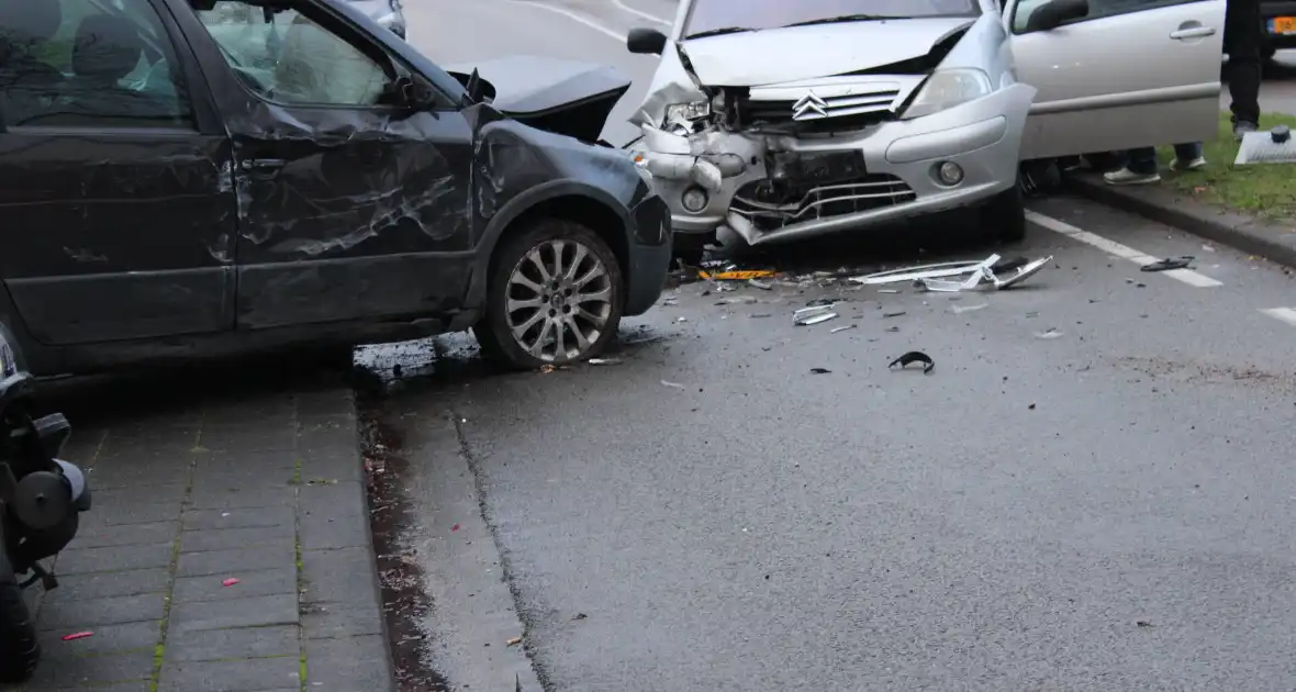 Flinke schade na botsing tussen twee voertuigen - Foto 5