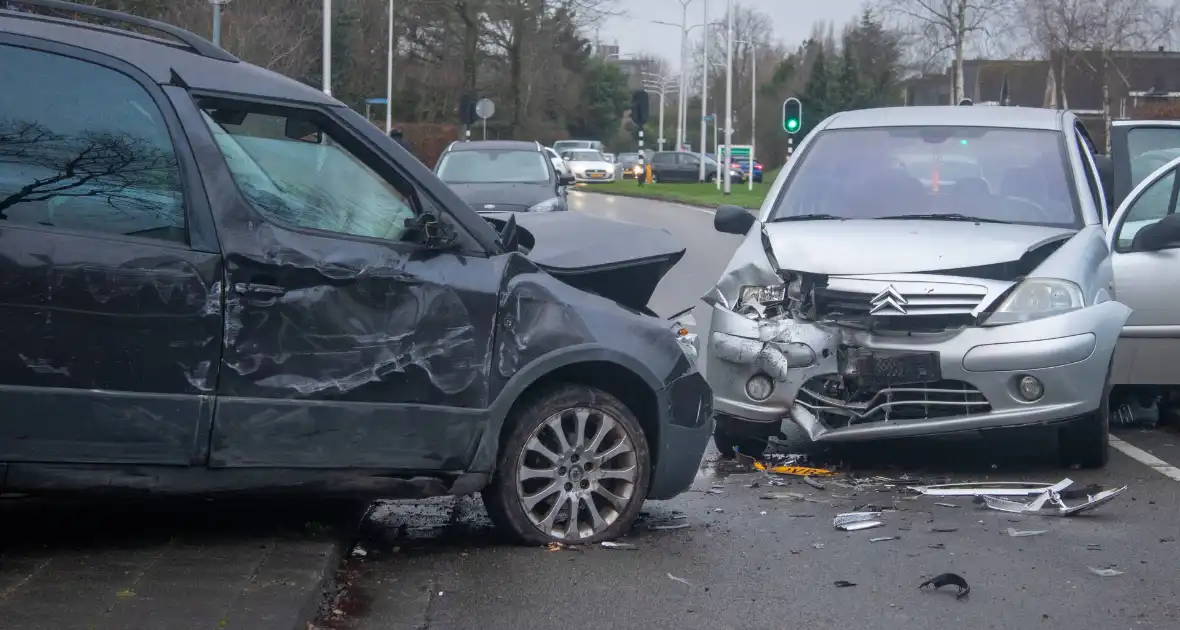 Flinke schade na botsing tussen twee voertuigen - Foto 8