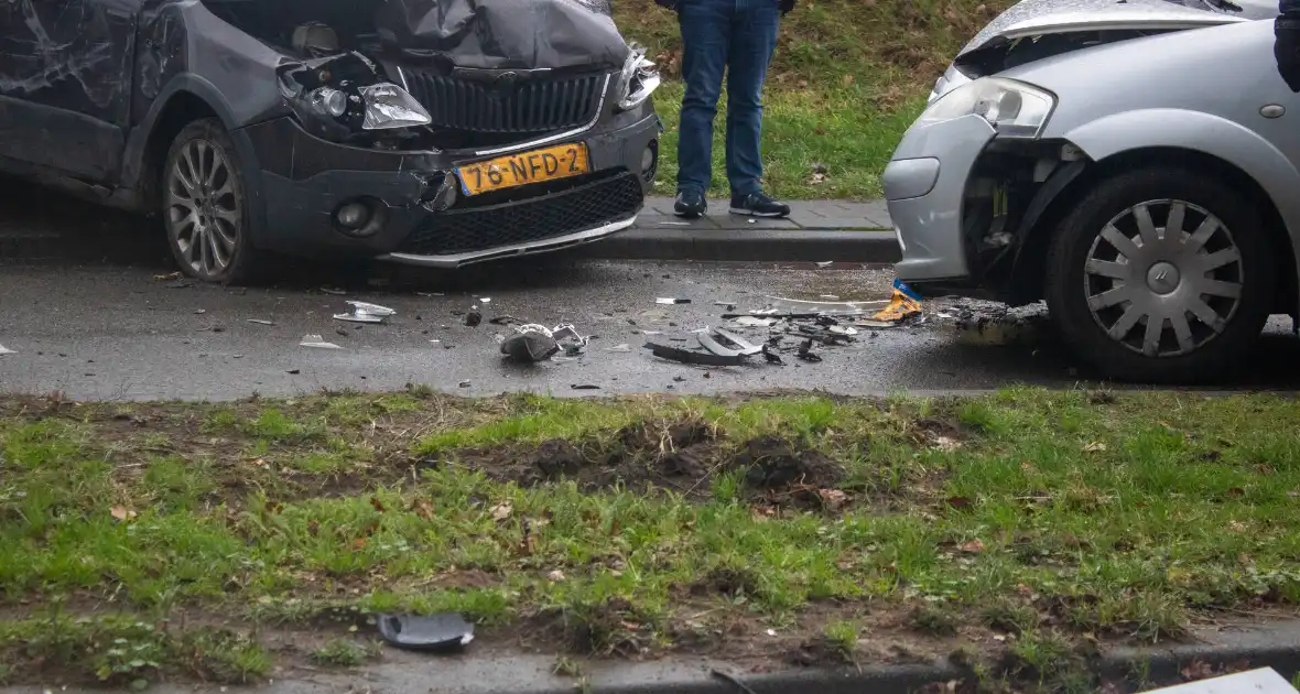 Flinke schade na botsing tussen twee voertuigen - Foto 9