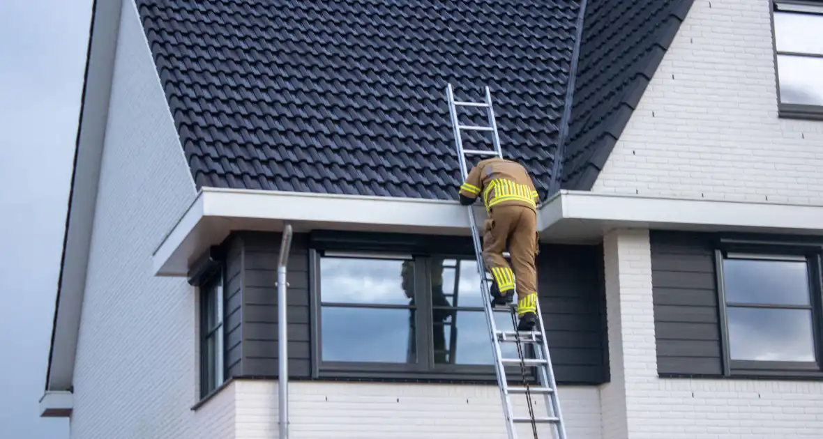 Losgekomen dakpannen goedgelegd door brandweer